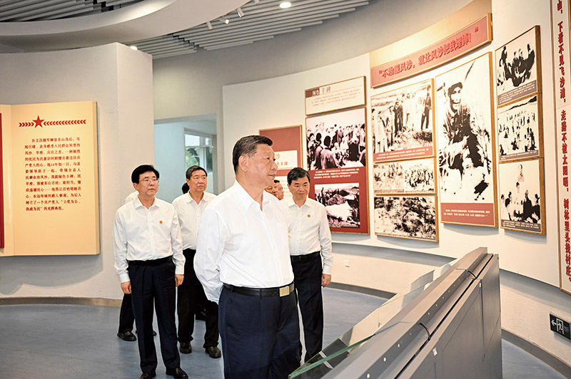 2024年10月15日至16日,中共中央总书记、国家主席、中央军委主席习近平在福建考察。这是15日下午,习近平在漳州市东山县谷文昌纪念馆考察。 新华社记者 谢环驰/摄